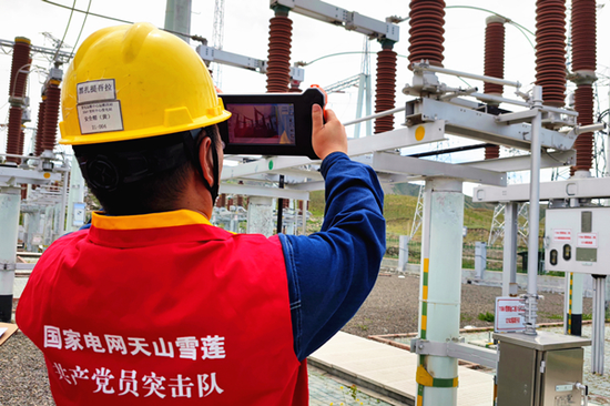 6月8日，国网阿勒泰供电公司变电运维人员在110千伏金山变电站进行设备巡视。董智超 摄