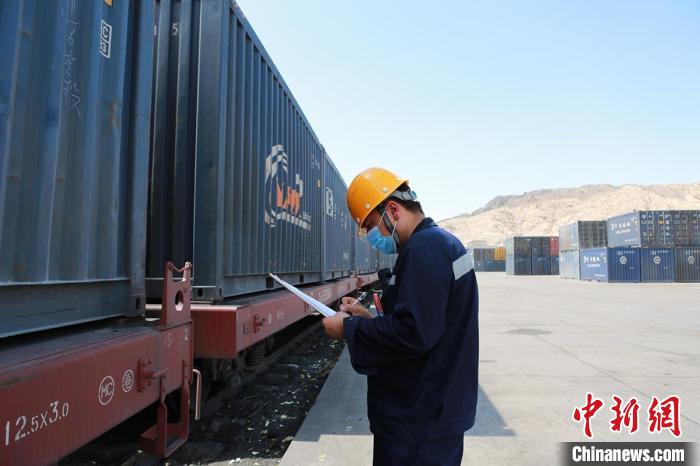 新疆鐵路貨運發送量提前21天過億噸 同比增長11.9%