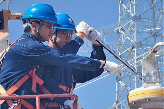 国网吐鲁番供电公司员工验收电压互感器螺栓力矩。依力哈木 摄