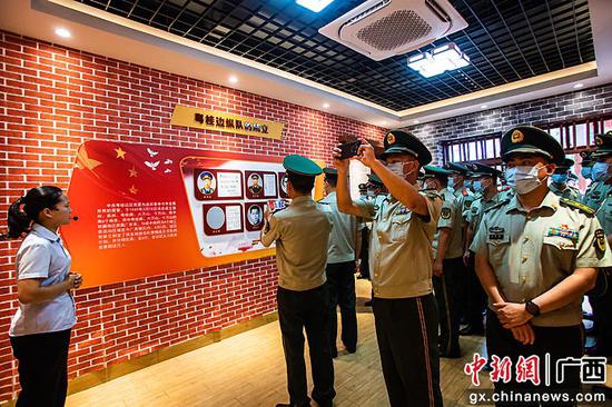 武警官兵在广西六万大山革命传统教育基地进行参观见学。