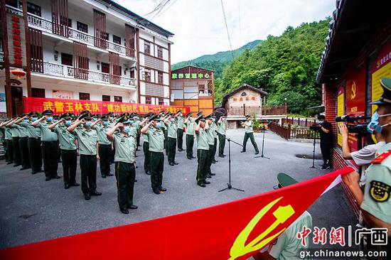 6月28日，武警官兵重温入党誓词。