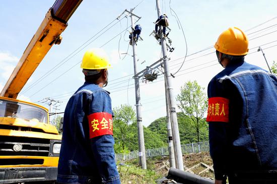 南方电网贵州贵安供电局工作人员为“临电共享”用户加紧施工作业，确保早日供电。刘高才 摄