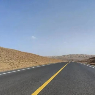 新疆第三條穿越塔克拉瑪干沙漠的公路通車運營