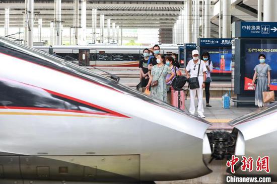 贵州贵阳，旅客在贵阳北站月台候车。　瞿宏伦 摄