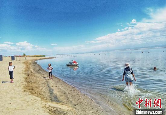 盛夏新疆天格尔岛迎自驾游旺季