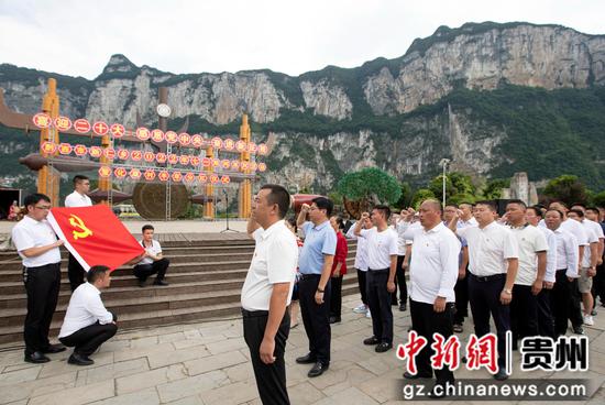2022年6月30日，贵州省黔西市新仁苗族乡化屋村建党节系列活动，老党员重温入党誓词、新党员入党宣誓。