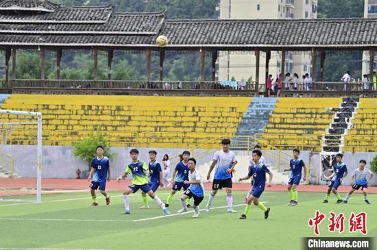 学生在贵州省从江县第一民族中学进行足球比赛。　吴德军 摄