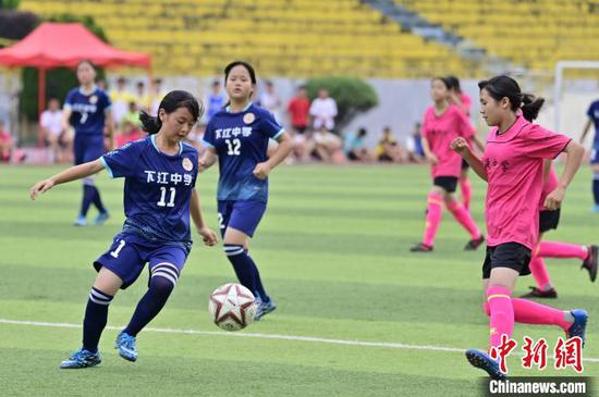 学生在贵州省从江县第一民族中学进行足球比赛。　吴德军　摄