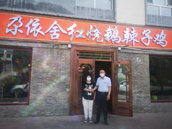 虽然受到疫情影响，但马春霞的“尕依舍辣子鸡”餐厅在天山农商银行的支持下装修一新，生意越来越红火。 万宜 摄