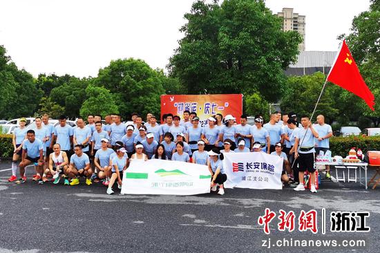 浦江县一公司近30名员工参与马拉松赛。蒋玮 供图