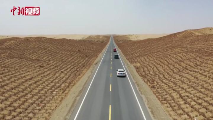 第三條穿越塔克拉瑪干沙漠公路正式通車