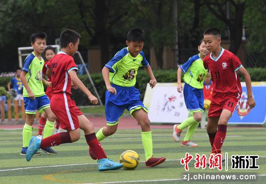 校园足球班级对抗赛和校园足球嘉年华活动。 王刚 摄 
