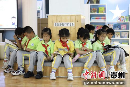 “图书进校园”活动中，同学们专心阅读