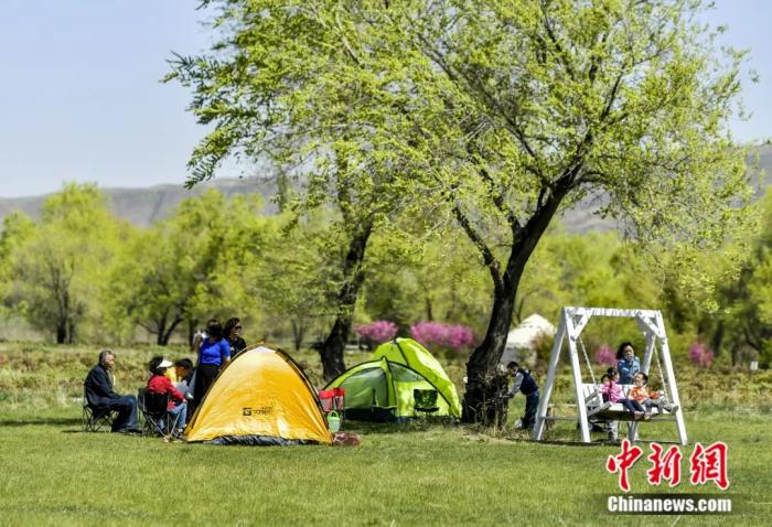 　　新疆烏魯木齊市民攜戶外裝備在景區度假。中新社記者 劉新 攝

