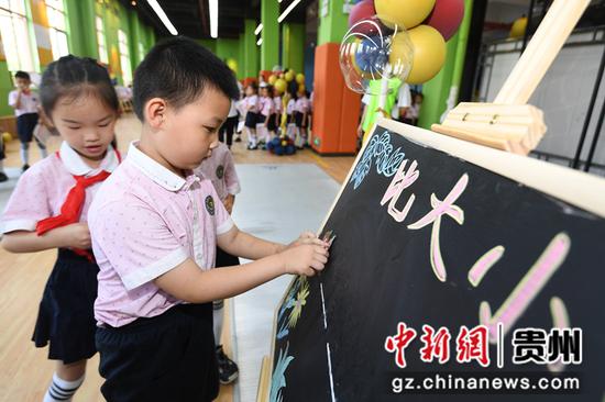 7月5日，贵阳市南明区花果园第三小学的学生在“硕果累累”游戏中闯关答题。3