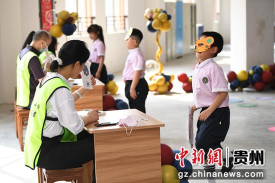 7月5日，贵阳市南明区花果园第三小学的学生正在进行“小小气象员”闯关游戏。