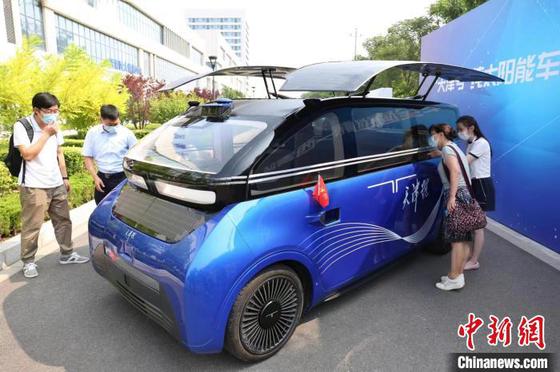 参观者观看“天津号”纯太阳能车。　佟郁　摄