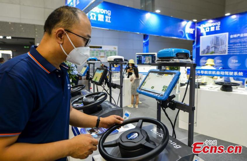 A visitor experiences the automatic driving system of Beidou Navigation during the 2022 Agricultural Machinery Expo in Urumqi, capital of northwest China's Xinjiang Uyghur Autonomous Region, July 3, 2022. (Photo: China News Service/Liu Xin)

