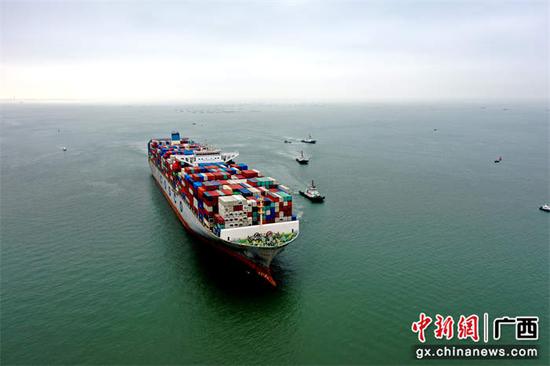 钦州港15万吨级集装箱船首靠。广西北部湾办供图