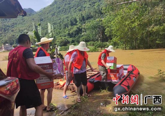 广西移动桂林分公司党团志愿者为受灾居民送上生活物资。