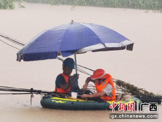 广西移动桂林分公司抢修人员在水中熔纤，抢修线路。