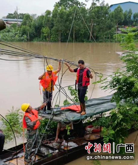广西移动贵港分公司保障小组检修被台吹落的光缆。