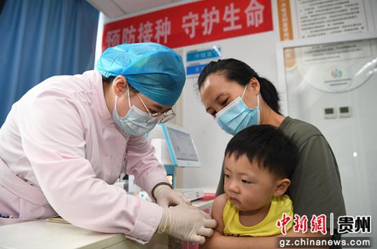 7月7日，贵阳市妇幼保健院南明分院接种门诊的医护人员正在为儿童注射流感疫苗。