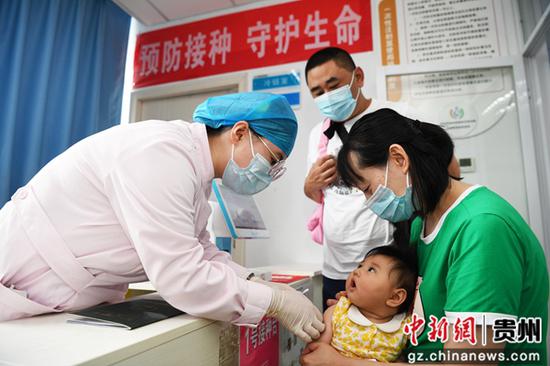 7月7日，贵阳市妇幼保健院南明分院接种门诊的医护人员正在为儿童注射流感疫苗。
