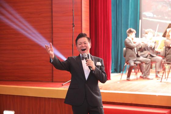 天津音乐学院副院长、著名男高音歌唱家王宏伟在音乐会上倾情演唱。天津音乐学院师供图。