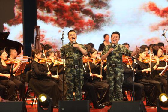 张伟、李清资带来《军歌联唱》。天津音乐学院师供图。