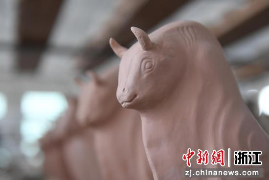 上浦镇一家瓷器工厂内半成品瓷器十分精致。 王刚供图