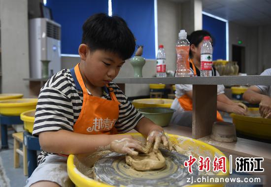 小朋友在上浦镇体验瓷器制作。 王刚供图