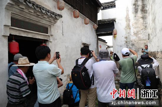 众多摄影师在上浦镇进行采风创作。 杨舒涵（实习生）供图