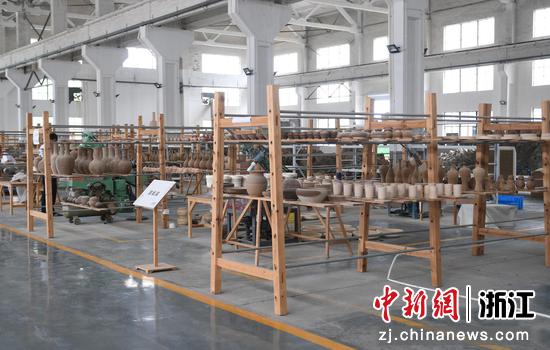 上浦镇一家瓷器工厂内大量的瓷器待产出。 王刚供图