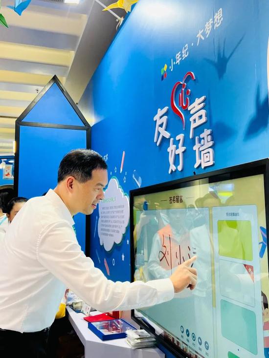 省委常委、温州市委书记刘小涛在友好心声墙签名。