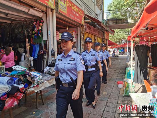 台江县公安局民警巡逻中。受访者供图