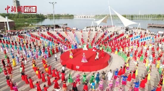 新疆库尔勒:千人共“秀”广场舞