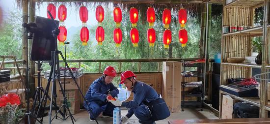 7月8日，供电员工为贵州第一网红村直播室测量电压质量并做好安全用电保障措施