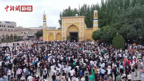 新疆喀什各族民眾同跳薩瑪舞慶古爾邦節