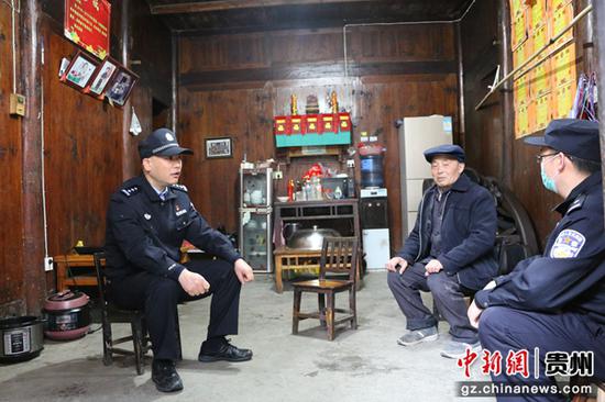 台江县公安局民警走访入户。受访者供图