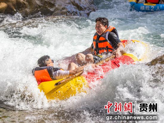 2022年7月10日，游客在贵州省黔东南苗族侗族自治州施秉县杉木河景区漂流。磨桂宾 摄