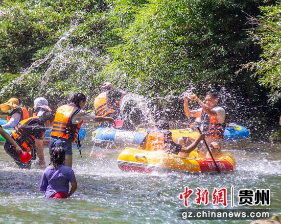 2022年7月10日，游客在贵州省黔东南苗族侗族自治州施秉县杉木河景区漂流、戏水。磨桂宾 摄