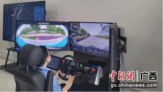 技术人员正在操作智能网联电动车物流车的远程驾驶系统。刘敏 摄