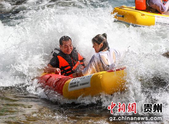 2022年7月10日，游客在贵州省黔东南苗族侗族自治州施秉县杉木河景区漂流。磨桂宾 摄