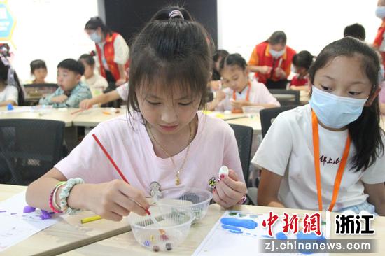 小学生在参与实践。 张虹 摄