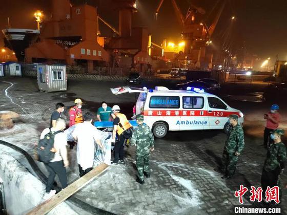 受伤船员被及时送回陆地抢救。　中国海油天津分公司供图