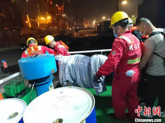 受伤船员被及时送回陆地抢救。　中国海油天津分公司供图