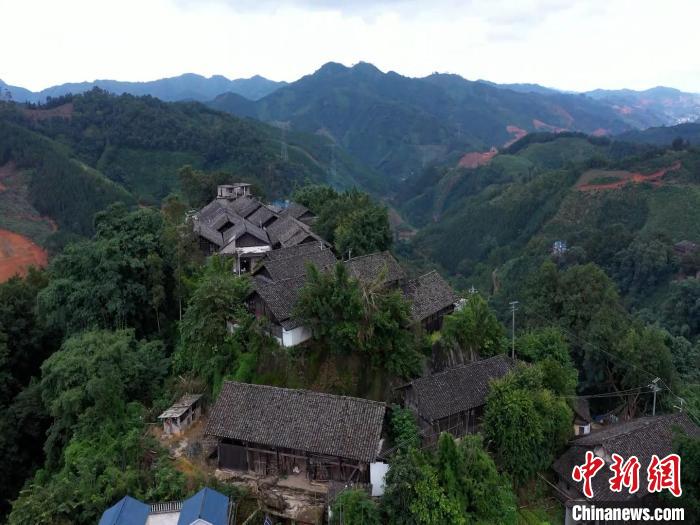 近日,广西百色市西林县,航拍壮族干栏文化第一村—那岩古寨.