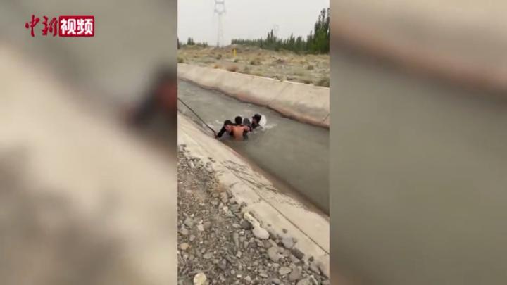 新疆：11岁少年落水被冲走 两辅警救人受伤险被冲走
