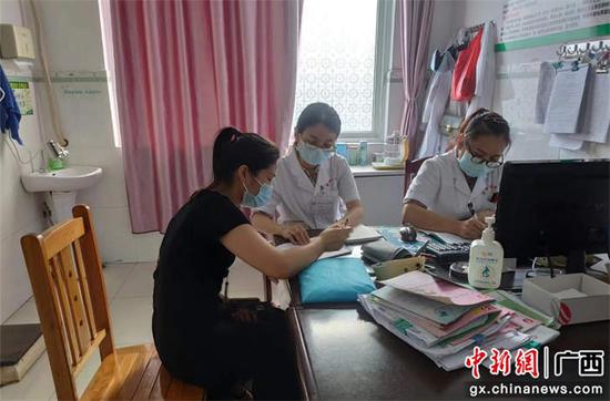 茂南区支医医生产科专家吴加露在门诊坐诊。吴加露  供图